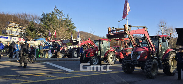 22일 오후 서울 서초구 남태령 인근에서 시위대 행렬을 가로막은 경찰 차벽이 해제되자 다시 트랙터에 시동을 걸고 움직이고 있는 전봉준 투쟁단의 모습.(사진=굿모닝충청 설인호 기자)