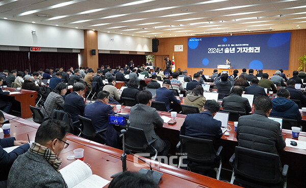 그러나 김 지사는 내란 혐의를 받고 있는 윤 대통령이 수사에 비협조하면서 헌법재판소의 탄핵심판 서류를 반송하고 있다는 점에 대해선 “당당하지 못하다”고 비판했다. (사진=굿모닝충청 이종현 기자)
