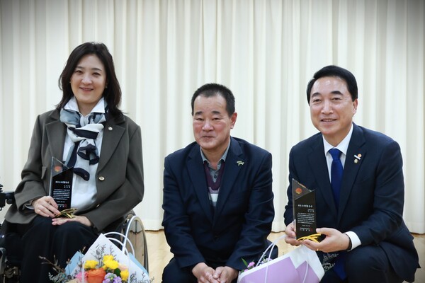 더불어민주당 박수현 의원(충남 공주·부여·청양)은 23일 사단법인 전국장애인부모연대로부터 ‘최우수 의정활동상’ 수상자로 선정됐다. (사진=의원실)