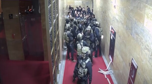 지난 3일 발생한 12.3 내란 사태 당시 국회의사당에 난입한 계엄군의 모습.(사진 제공=국회사무처)