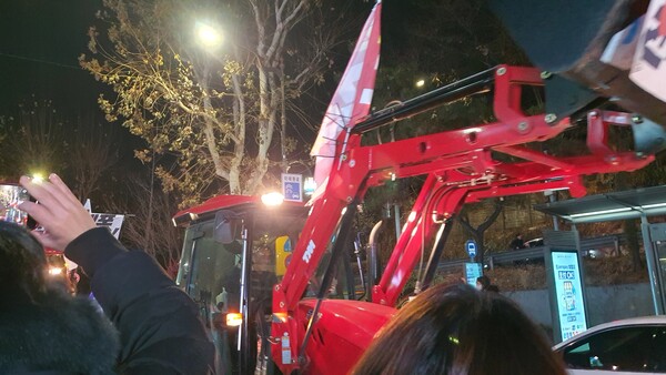 22일 저녁 서울 용산구 한남동 대통령 관저 인근으로 진입하고 있는 전국농민회총연맹(전농) 전봉준 투쟁단의 트랙터 행렬.(사진=굿모닝충청 조하준 기자)