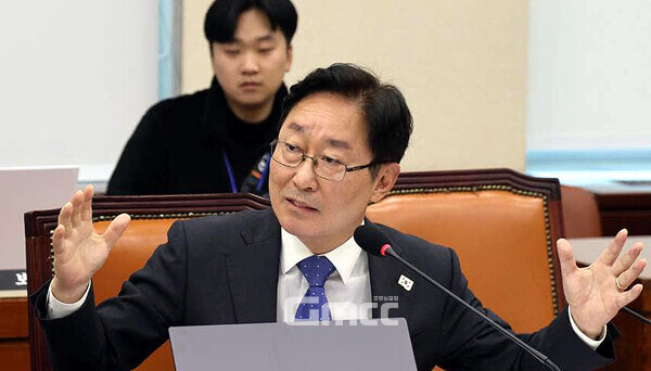 더불어민주당 박범계 국회의원(대전서구을)은 25일, 최상목 경제부총리와 관련 "어찌됐든 국무회의에서 비상계엄에 대해 가장 강하게 반대한 사람, 가장 먼저 국무회의장을 뛰쳐나온 사람"이라며 "한덕수 권한대행보다는 좀 낫지 않은가?"라고 말했다. (자료사진: 페이스북/ 굿모닝충청=김갑수 기자)