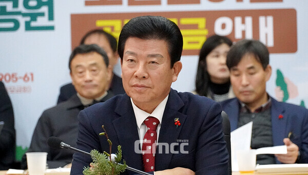 박범인 금산군수는 27일 “지역에서 건축이나 토목을 담당하는 실제적인 주인공은 설계사들”이라며 “이분들에게 질 높은 교육을 시키고, 이수자에 대해서는 공공사업을 하는데 인센티브를 제공하는 시스템을 만들면 좋겠다”고 말했다. (굿모닝충청=이종현 기자)