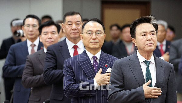 최원철 공주시장이 유관순교육관 건립에 대한 충남도 차원의 지원을 요청하고 나섰다. 27일 오전 도청 대회의실에서 열린 충남지방정부회의를 통해서다. (충남도 제공: 앞쪽부터 김태흠 충남지사, 박상돈 천안시장, 최원철 공주시장, 조일교 아산시장 권한대행, 이완섭 서산시장/ 굿모닝충청=김갑수 기자)