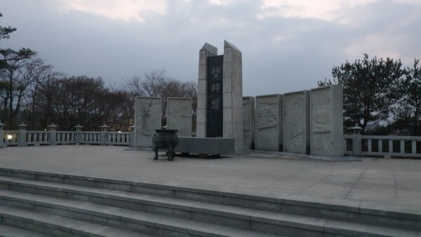 임진각 망배단의 모습. 실향민들과 그 후손들은 매년 추석과 설날 때마다 이곳에서 제를 올리며 고향 땅에 가지 못한 채 조상을 모시지 못하게 된 슬픔을 달랜다.(사진=굿모닝충청 조하준 기자)