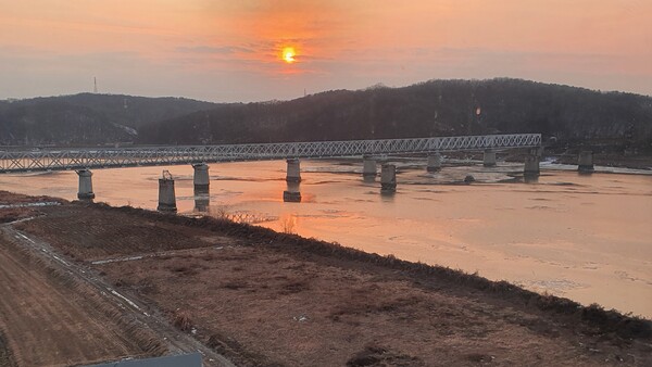 자유의다리와 임진강 철교 상행선, 하행선, 독개다리 등의 모습. 저 너머로 가면 판문점이 나오고 판문점을 지나면 북한이 나온다.(사진=굿모닝충청 조하준 기자)