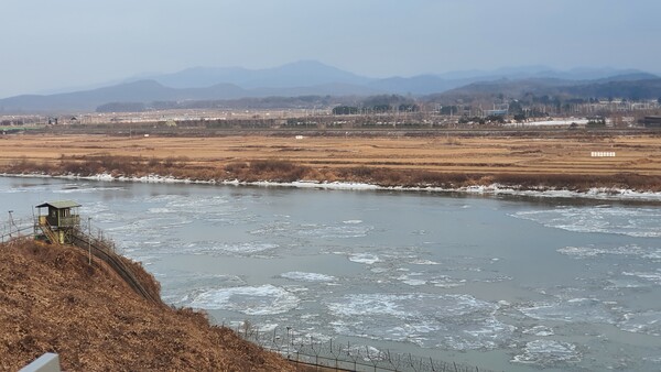 임진각 평화 곤돌라에서 바라본 임진강의 모습. 취재 당일 서울의 한강은 아직 얼지 않았으나 서울에서 불과 50km 떨어진 파주 임진강은 강물이 얼어 있었다.(사진=굿모닝충청 조하준 기자)