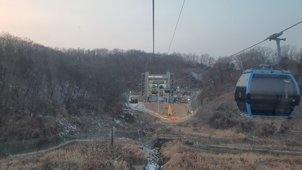 멀리 보이는 곳은 민통선 이북 지역이다. 이곳에 출입하기 위해선 보안서약서 작성과 신분증 제시가 필요하다.(사진=굿모닝충청 조하준 기자)