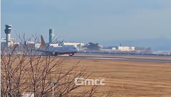 29일 오전 전남 무안국제공항에서 발생한 제주항공 소속 여객기 참사 소식에 충청권은 일제히 “한 사람이라도 더 구조되길 바란다”는 염원과 함께 애도의 목소리를 내고 있다. (사고 여객기가 동체착륙을 시도하고 있다. 헬로TV전남 SNS 캡쳐/ 굿모닝충청=김갑수 기자)