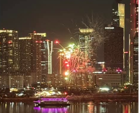 29일 밤 한강 유람선상에서 벌어진 불꽃놀이 모습.(사진 출처=X)