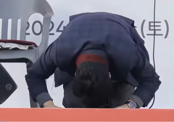 지난 28일 수구 목사 전광훈이 주최한 윤석열 탄핵 반대 집회에 참석해 참가자들에게 큰절을 올리는 국민의힘 윤상현 의원의 모습.(출처 : MBC 뉴스 영상 갈무리/굿모닝충청 조하준 기자)