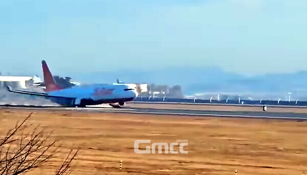 29일 오전 9시 3분 전남 무안국제공항에서 발생한 방콕발 제주항공 2216편 사고로 인해 총 179명이 숨지고 2명이 부상한 것으로 최종 확인됐다. (헬로tv전남 동영상 캡쳐/ 굿모닝충청=김갑수 기자)