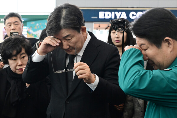 국민의힘 권성동 당대표 권한대행 및 원내대표가 30일 오전 무안국제공항에서 제주항공 참사 유가족들을 위로하는 도중 눈물을 닦고 있다. (사진=연합뉴스)