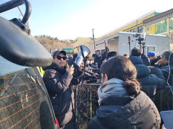윤석열 탄핵에 찬성하는 시민들과 반대하는 윤석열 지지자들로 인해 혼잡해져 있는 한남동 관저 앞 모습.(사진 출처=연합뉴스)