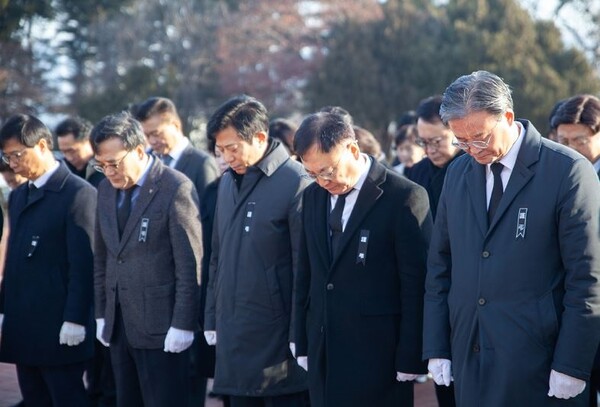 더불어민주당 충북도당 당직자들이 2일 청주시 서원구 사직동 충혼탑을 참배했다. 사진=민주당충북/굿모닝충청 김종혁 기자