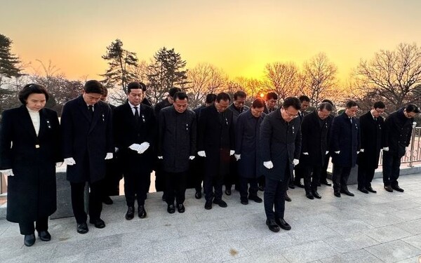 국민의힘 충북도당 당직자들이 2일 청주시 서원구 사직동 충혼탑을 참배했다. 사진=국민의힘충북/굿모닝충청 김종혁 기자