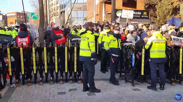 윤석열 대통령에 대한 체포영장 집행이 임박한 것으로 알려진 가운데, 지지자들이 서울 용산구 한남동 대통령 관저 앞에 모여 집회를 이어가고 있다.(사진=굿모닝충청 유튜브 캡처)