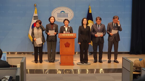 3일 오전 11시 20분 국회 소통관에서 기자회견을 열고 최상목 대통령 권한대행을 향해 경호처에 체포영장 집행 협조 지시를 내릴 것을 촉구하고 나선 조국혁신당 의원들의 모습.(사진=굿모닝충청 조하준 기자)