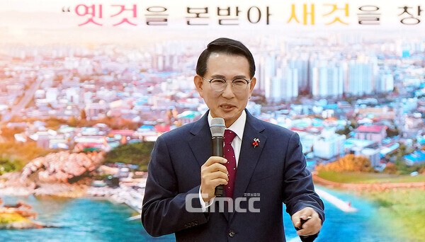 이완섭 서산시장은 6일 “그동안 꿰고 다듬고 했던 일들이 윤곽을 드러내고, 보석이 어떤 모양으로 만들어지는지 알 수 있게 하는 시기가 2025년이 될 것”이라며 “큰 틀 속에서 성과를 가시화시킬 수 있도록 노력하겠다”고 말했다. (서산시 제공/ 굿모닝충청=김갑수 기자)