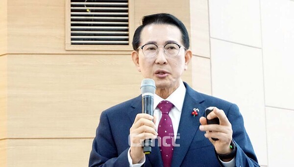 이완섭 서산시장은 6일, 중부권 동서횡단철도 건설사업과 관련 “왜 예비타당성 조사(예타)를 얘기하는지 반문하지 않을 수 없다”며 “다른 것들은 특별법까지 만들고 하면서…”라고 말했다. (굿모닝충청=김갑수 기자)