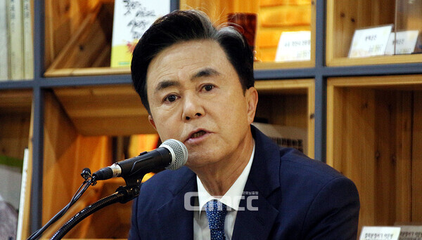 김태흠 충남지사는 6일 “정치 권력구조를 바꿔야 한다”며 “우리나라는 주마다 자치법이 있는 연방국가 미국의 대통령제와 확실히 다르다. 오히려 중남미와 유사해 정국이 혼란스러운 나라가 추구하는 정치와 대통령제가 상존해 있다”고 말했다. (굿모닝충청=노준희 기자)