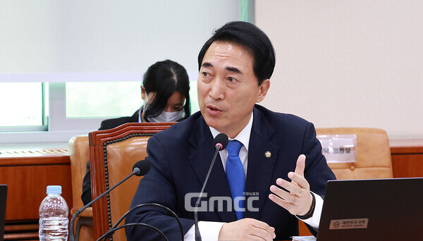 더불어민주당 박수현 국회의원(충남공주·부여·청양)은 6일 "'모든 책임은 내가 지겠다(The buck stops here)'는 대통령 집무실 명패 기억나시죠?"라며 "검찰, 검찰총장으로 수많은 사람들에 대한 구속영장과 체포영장을 집행했던 대통령"이라고 말했다. (자료사진: 의원실 제공/ 굿모닝충청=김갑수 기자)