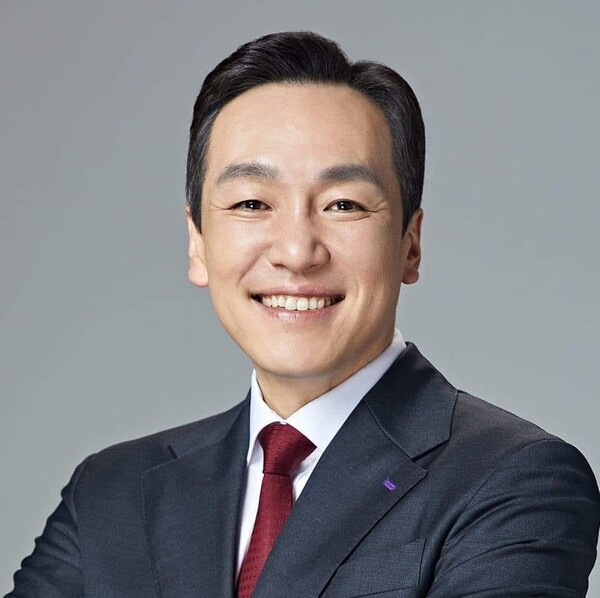 윤석열 대통령의 12.3 내란 사태 당시 선관위 공격을 '과천상륙작전' 등으로 칭송하는 망언을 해 논란을 일으켰던 김민수 국민의힘 전 대변인.(사진 출처=페이스북)