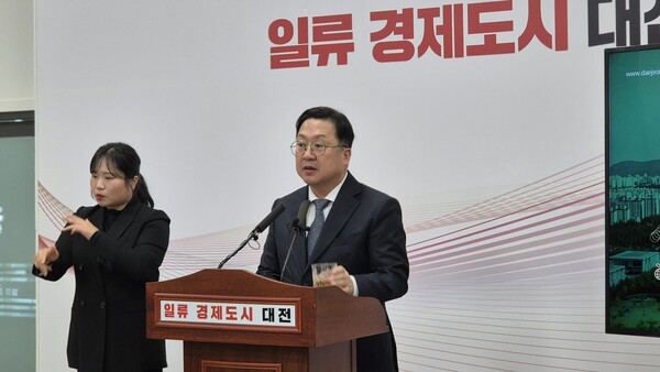 이장우 대전시장이 6일, 신년 기자회견에서 질문에 답하고 있다.(사진=굿모닝충청 신성재 기자)