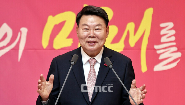 오성환 당진시장이 지난해 11월 중국 심천에서 이뤄진 드론 관련 MOU를 어렵게 성사시킨 공직자들을 격려하고 나섰다. (당진시 제공/ 굿모닝충청=김갑수 기자)