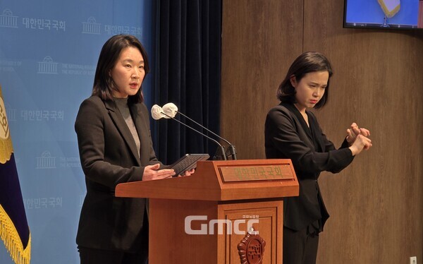 더불어민주당 이지혜 부대변인이 7일 국회 소통관에서 윤석열 대통령과 국민의힘의 지지율을 실제보다 높게 나오도록 유도한 한국평판연구소 여론조사에 대한 비판 논평을 하고 있다. (사진=굿모닝충청 설인호 기자)