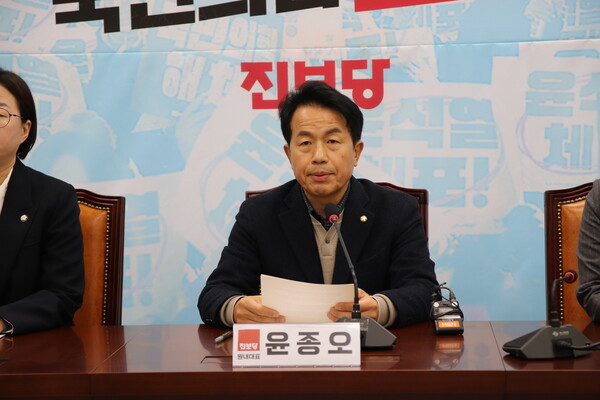 최상목 대통령 권한대행의 자진 하야를 촉구하며 만일 하지 않을 시 탄핵될 것이라고 경고한 윤종오 진보당 원내대표의 모습.(사진=진보당)