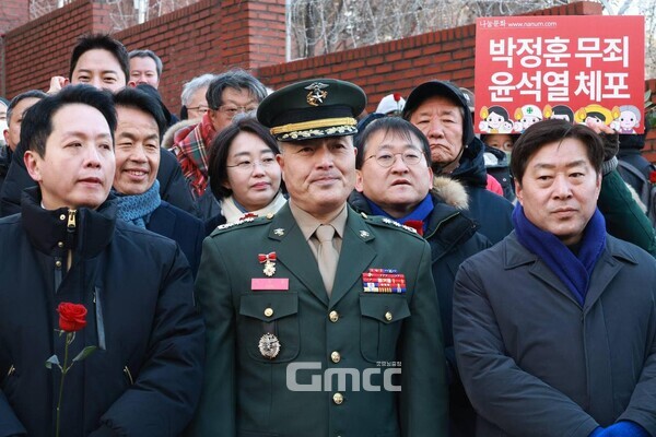 9일 서울 용산구 중앙지역군사법원 앞에서 기자회견을 하고 있는 박정훈 대령의 모습.(사진 출처=김재연 진보당 대표 페이스북)