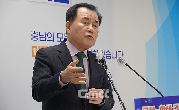 김지철 충남교육감은 9일 “10년 반 동안 직원들과 손발을 맞춰 일했다”며 “일하는 자세나 마음가짐이 완벽에 가깝다”고 말했다. (사진=굿모닝충청 이종현 기자)