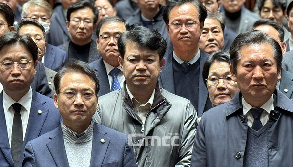 더불어민주당 복기왕 국회의원(충남아산갑)은 10일 “윤석열과 국민의힘이 이 시대에 백골단을 소환하고 있다. 용서할 수 없다”며 “역사의 천벌을 받을 것”이라고 경고했다. (페이스북 자료사진: 가운데가 복기왕 의원/ 굿모닝충청=김갑수 기자)