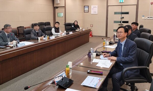 더불어민주당 송재봉 의원은 10일 청주공항장 관계자들을 만나 현장점검을 진행했다. (사진=의원실)