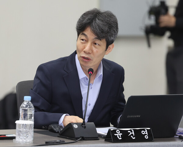 작년 10월 22일 부산 연제구 부산시청에서 열린 국회 행정안전위원회의 부산시에 대한 국정감사에서 질의하고 있는 더불어민주당 윤건영 의원의 모습.(사진=연합뉴스)