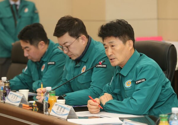 13일 충북도의회 이양섭 의장과 이태훈 건설환경소방위원회 위원장, 김종필 청주국제공항활성화지원특별위원회 부위원장이 청주공항 대회의실에서 현장 간담회를 열고 항공사고 예방을 주문했다. 사진=충북도의회/굿모닝충청 김종혁 기자