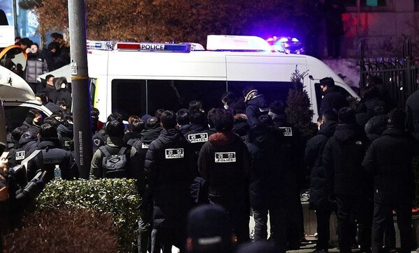 윤석열 대통령에 대한 체포영장이 15일 새벽 5시경 재집행됐지만, 변호인단 등의 저지로 두 시간 넘게 관저에 진입하지 못하고 대치중이다.(사진=연합뉴스)