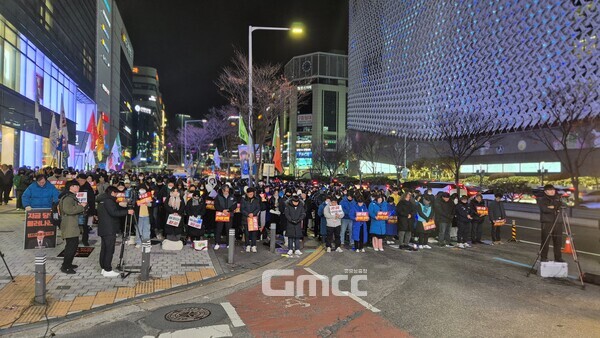 대전지역 시민사회와 정당, 종교계 관계자들이 윤석열 대통령을 촉구하는 시위를 은하수네거리에서 펼치고 있다. (본사 자료 사진)