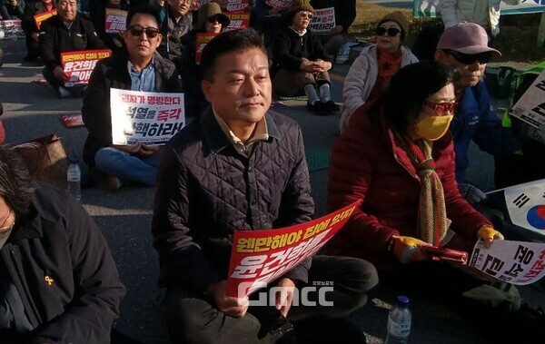 윤석열 탄핵 집회에 나선 신용한 전 서원대 교수. 사진=신용한/굿모닝충청 김종혁 기자