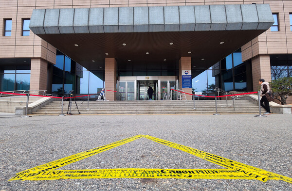 16일 오전 경기도 정부과천청사 공수처 앞에 마련된 윤석열 대통령 포토라인.(사진=연합뉴스)
