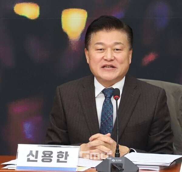 ’민주당 공익제보자 권익보호위원회‘ 기자간담회에 참석한 신용한 교수. 사진=신용한/굿모닝충청 김종혁 기자