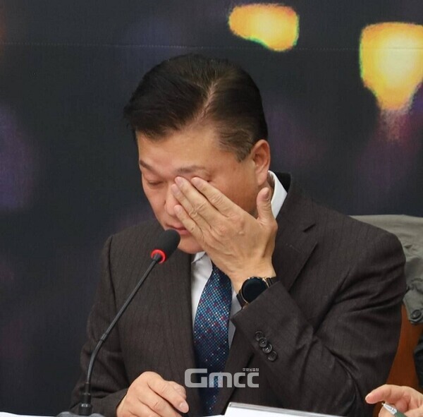 공익제보자 2호 신용한 교수가 그동안 힘들었던 내용을 밝히며 눈물을 훔치고 있다. 사진=신용한/굿모닝충청 김종혁 기자