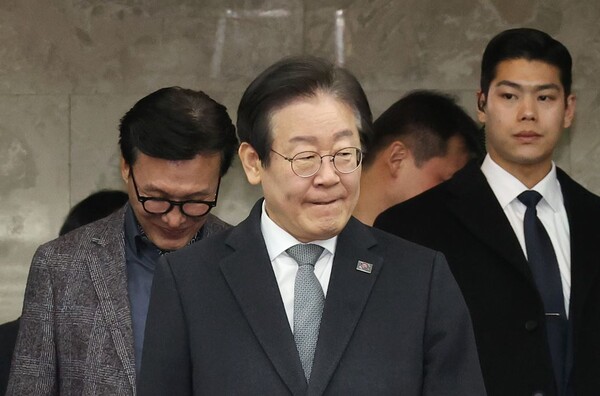 더불어민주당 이재명 대표가 19일 오후 국회 본관에서 열린 긴급 의원총회에 입장하고 있다. (사진=연합뉴스)