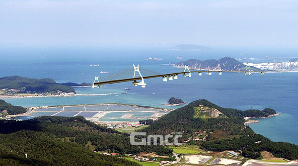 가로림만 해상교량은 태안군 이원 내리(만대항)와 서산시 대산읍 독곶리를 연결하는 사업이다. 사업 규모는 해상교량 2.65㎞, 접속도로 2.96㎞에 총연장 5.61㎞다. (가상도: 태안군 제공)