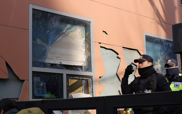 19일 오전 서울서부지법. 윤석열 대통령 극렬 지지자들이 난입으로 파손된 시설물. (사진=연합뉴스)