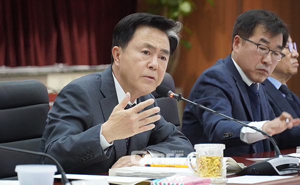 김태흠 충남지사가 전국 고속도로 휴게음식 요리경연 페스티벌 개최 보고에 대해 “무슨 발상이냐? 쓸데없다”며 강도 높은 비판의 목소리를 쏟아냈다.