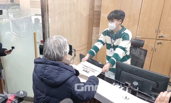 김민웅 촛불행동 상임대표가 20일 오후 서울 서대문 경찰청 국가수사본부에 전광훈 사랑제일교회 목사에 대한 고발장을 접수하고 있다. (사진=굿모닝충청 설인호 기자)