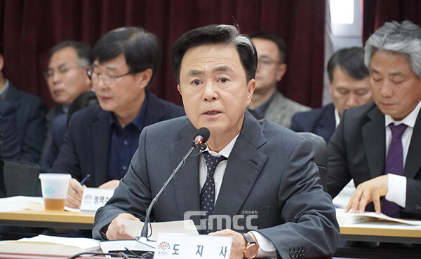 김태흠 충남지사는 20일 “2년 동안 충남 방문의 해를 하겠다는데 솔직히 얘기하면 가볼만한 곳이 어디 있는지 모르겠다”며 “자원은 많은데 관광객들을 끌어들일 준비가 됐나? 저는 후한 점수를 줄 수 없다”고 말했다. (사진=굿모닝충청 이종현 기자)