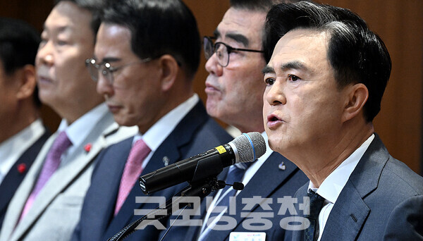 충남도와 15개 시·군이 연매출 1억 원 미만 영세 소상공인 업체당 50만 원씩 지원하는 내용을 골자로 한 ‘소상공인 경영회복 지원 계획’을 발표했다. (충남도 제공: 왼쪽부터 오성환 당진시장, 이완섭 서산시장, 김동일 보령시장, 김태흠 충남지사/ 굿모닝충청=김갑수 기자)